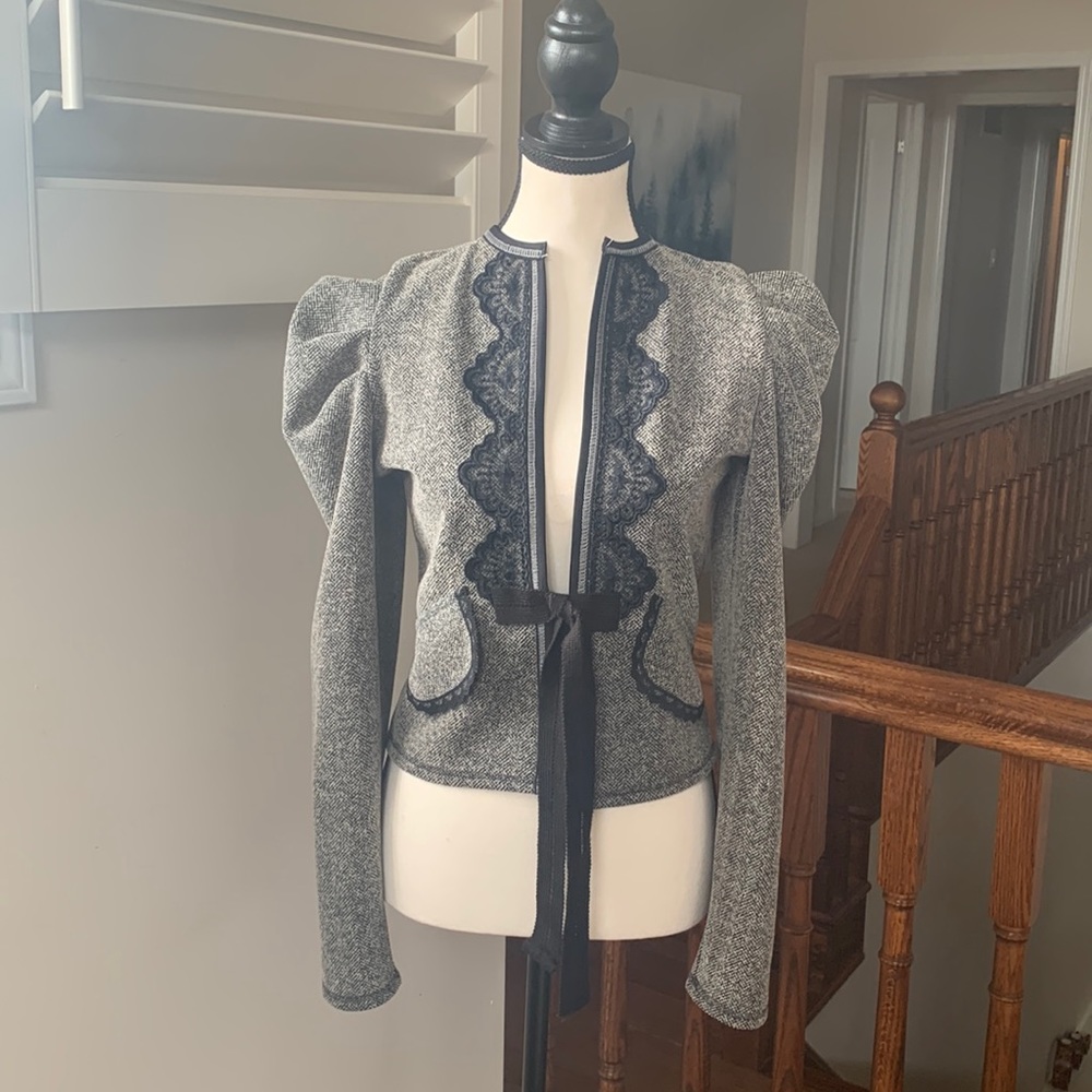 Venezia, Sz 38 Gray herringbone blazer, lace embellishments and puffed sleeves